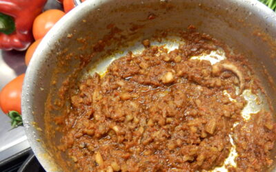 La Cebolla Perfecta: Por Qué Tostamos Antes de Freír en Rice & Bones