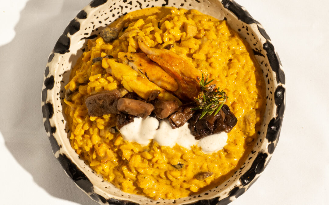 El sushi es técnica pura; el arroz es el protagonista absoluto. Rice & Bones comparte esa obsesión tecnológica por el grano perfecto.