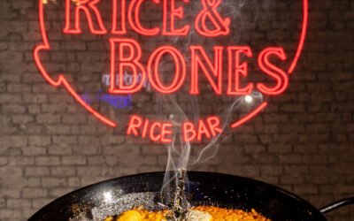 La burger gourmet demostró que se puede comer alta calidad con las manos y sin mantel. Rice & Bones hace lo mismo con el arroz.